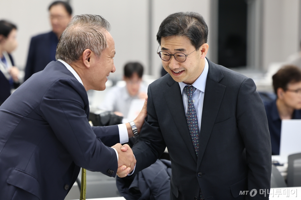 (서울=뉴스1) 김도우 기자 = 대한의사협회 비상대책위원회 위원장으로 당선된 박형욱 후보자가 13일 서울 용산구 대한의사협회에서 당선을 확정짓고 미소를 짓고 있다. 2024.11.13/뉴스1 Copyright © 뉴스1. All rights reserved. 무단 전재 및 재배포, AI학습 이용 금지. /사진=(서울=뉴스1) 김도우 기자