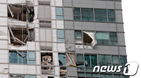 2013년 11월18일 오후 서울 삼성동 아이파크 아파트에서 관계자들이 헬기 충돌사고로 파손된 외벽 복구 작업을 벌이고 있다./사진=뉴스1