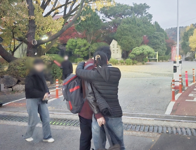 14일 오전 6시30분쯤. 서울 종로구 경복고등학교 앞에서 아들과 어머니가 포옹을 하는 모습. /사진=이혜수 기자