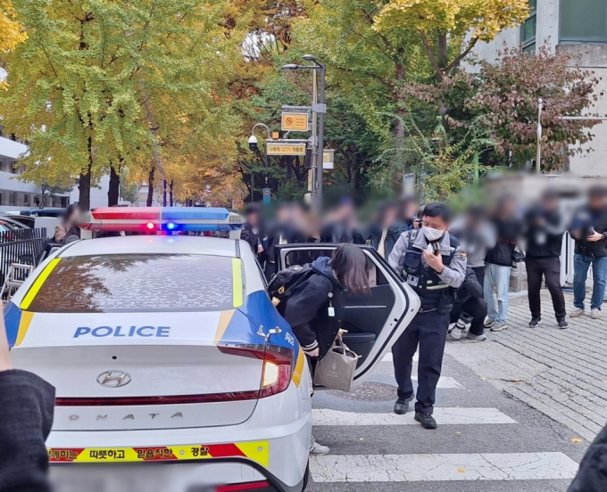 14일 오전 서울 영등포구 여의도여고 앞. 한 여학생이 경찰차에서 내려 급하게 수능장으로 들어가는 모습./ 사진=김지은 기자