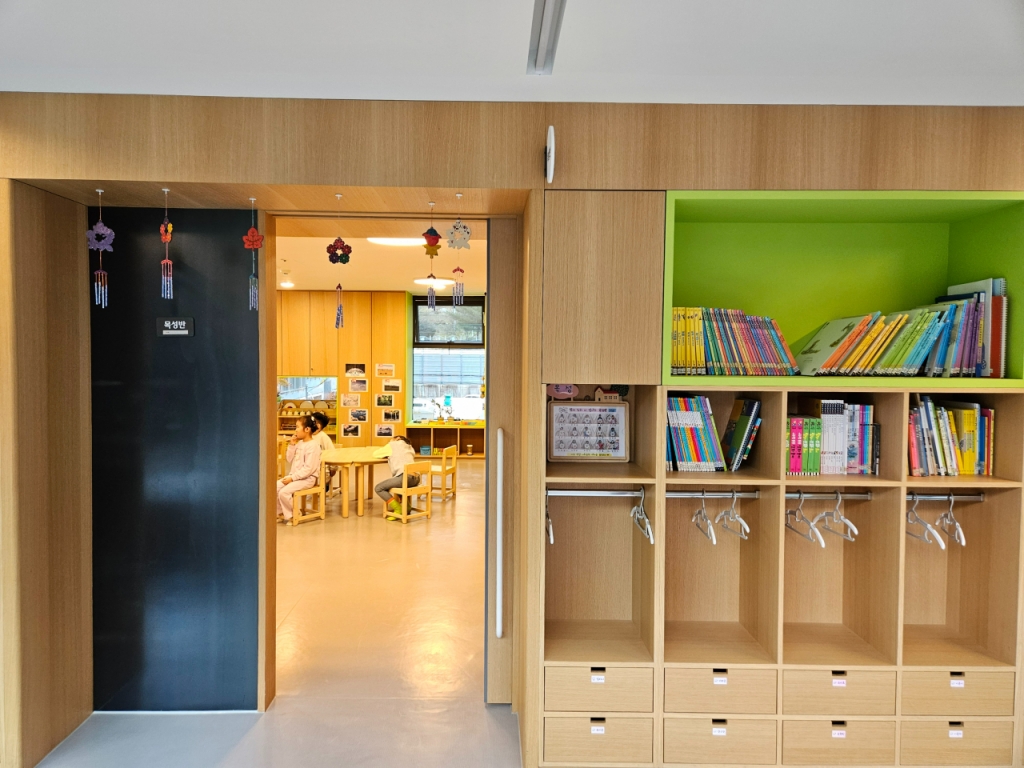 사북하나어린이집은 복도 한쪽면을 통창으로 틔어 복도 내부가 따로 조명이 필요없을 정도로 밝았다/사진=김도엽 기자