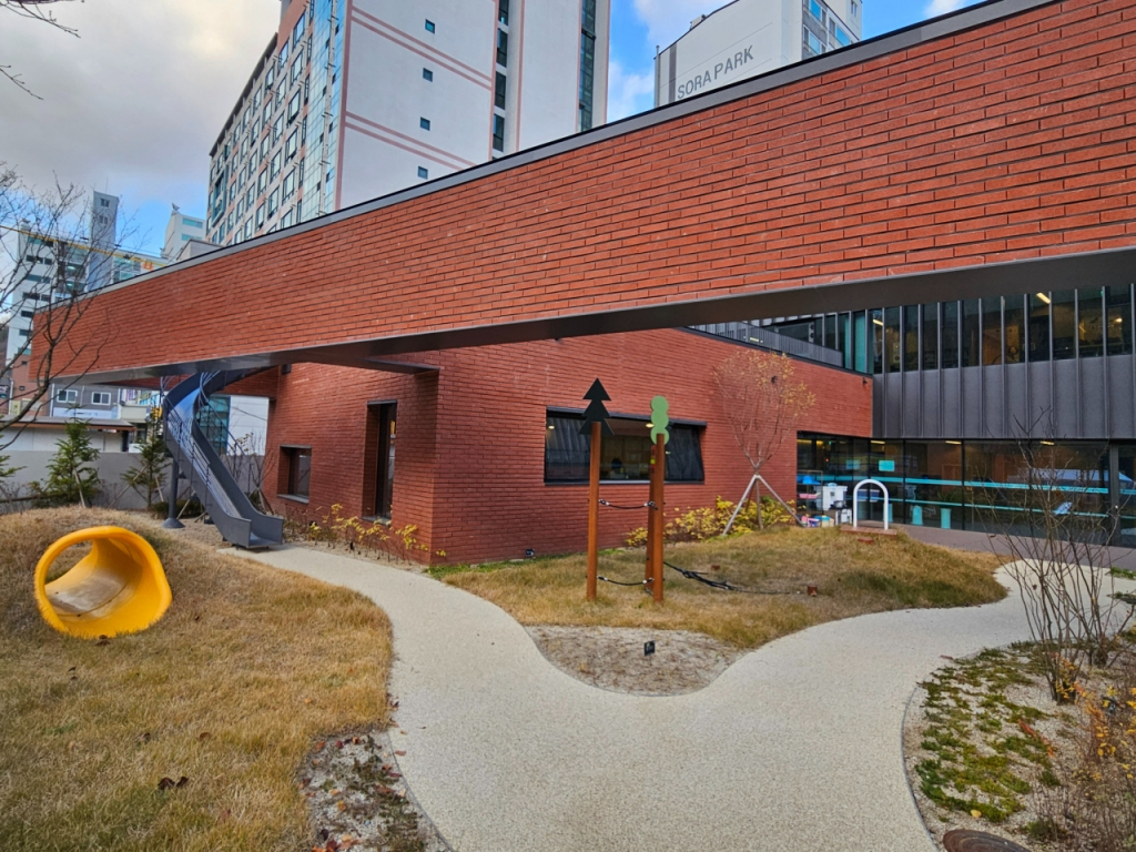 사북하나어린이집 정원. 날씨가 좋으면 아이들이 이곳에 뛰어놀며 흙과 풀 등 자연과 친해질 수 있다/사진=김도엽 기자