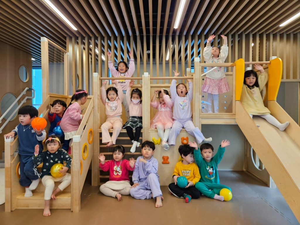 사북하나어린이집 2층에 있는 대강당. 날씨와 관계없이 아이들이 뛰어놀 수 있는 공간이다/사진=김도엽 기자