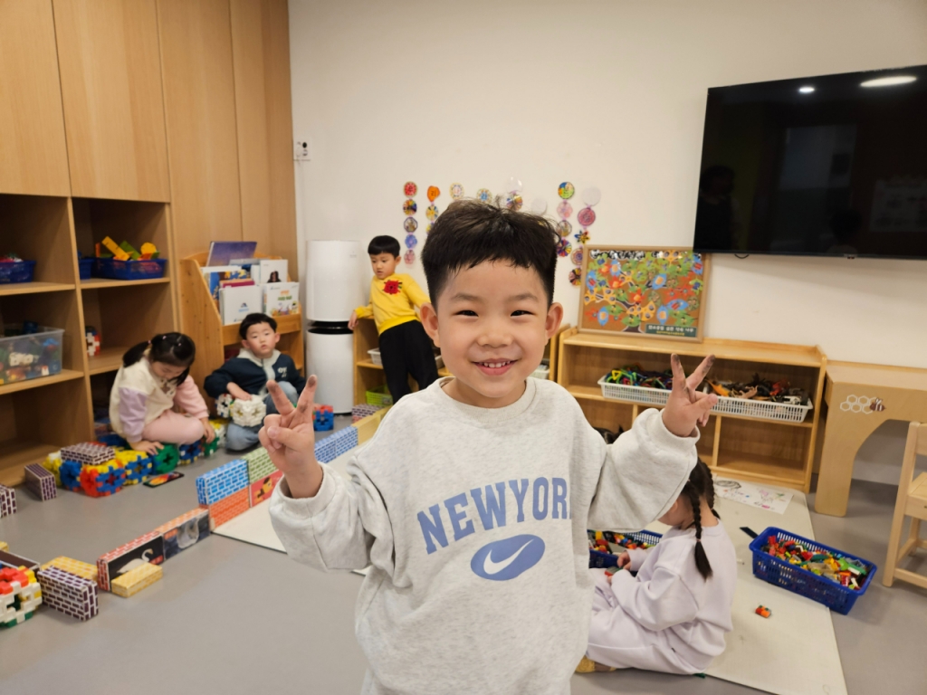 사북하나어린이집의 아이들이 밝은 표정으로 놀고 있다/사진=김도엽 기자