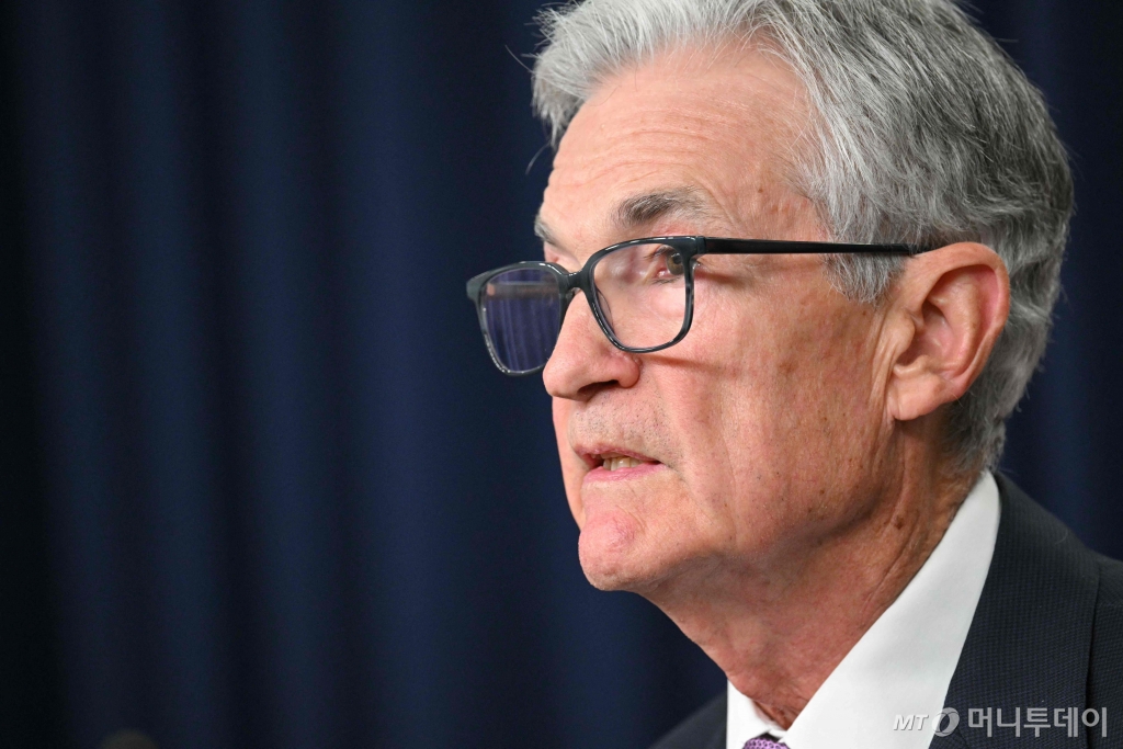 (워싱턴 AFP=뉴스1) 우동명 기자 = 제롬 파월 미국 연방준비제도(Fed·연준) 의장이 18일(현지시간) 워싱턴에서 기준금리를 0.5%포인트 인하한 FOMC 회의 후 기자회견을 갖고 “고용과 인플레이션 목표에 대한 리스크는 대체로 균형을 이뤘다”고 밝히고 있다. 2024.09.19  ⓒ AFP=뉴스1  Copyright © 뉴스1. All rights reserved. 무단 전재 및 재배포,  AI학습 이용 금지. /사진=(워싱턴 AFP=뉴스1) 우동명 기자