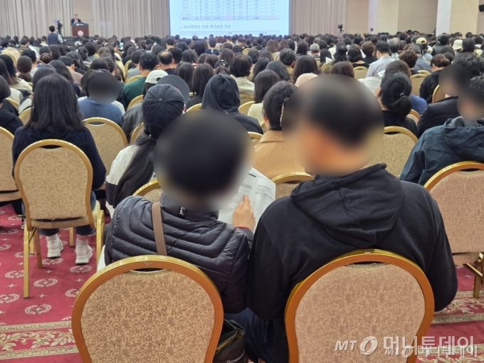 수능 다음날인 15일 오후 2시쯤. 2025학년도 대학수학능력시험 이후 사립학원에서 개최한 대학 입시설명회에서 한 부부가 책자를 보며 전년도 합격 점수를 살펴보고 있다. /사진=이혜수 기자