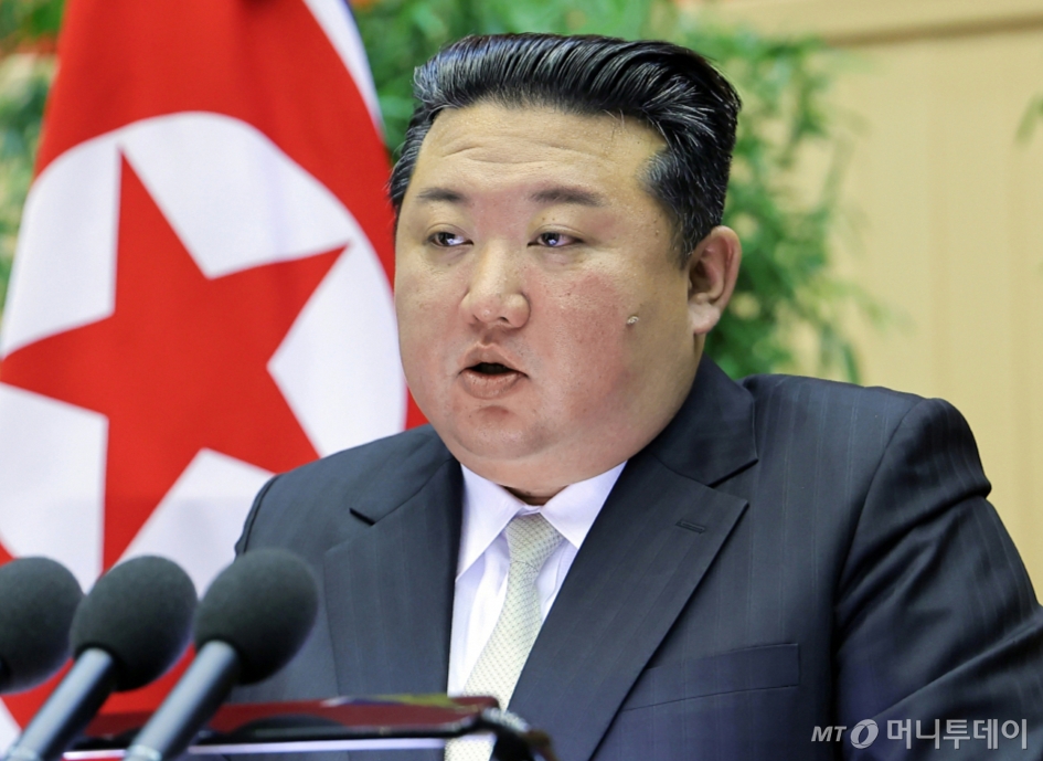 북한 노동당 기관지 노동신문은 18일 김정은 노동당 총비서가 10년 만에 개최된 '북한군 대대장·대대정치지도원 대회'에 참석해 "우리 무력에 있어서 제일 중요하고 사활적인 과업은 전쟁, 전쟁에 대처한 준비"라며 공세적인 국방력 강화를 재차 강조했다고 보도했다. / 사진=뉴스1