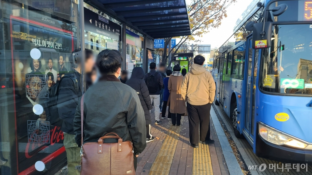 18일 서울 동작구의 한 버스정류장 앞에서 시민들이 버스를 기다리고 있다. 긴 패딩 점퍼나 코트, 목도리 등으로 몸을 싸맸다./사진=이찬종 기자