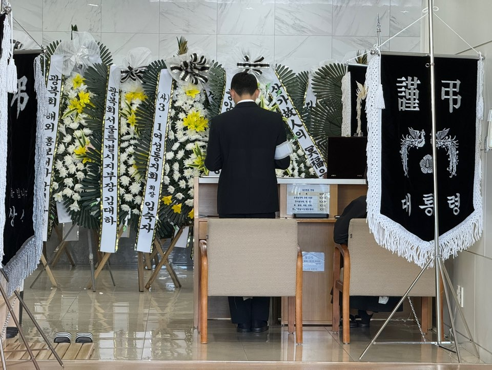 18일 오전 11시50분쯤 서울시 강동구 둔촌동에 위치한 중앙보훈병원 장례식장 3층 3호. 오희옥 애국지사의 빈소에서 유가족이 조문객을 기다리고 있다. /사진=김선아 기자