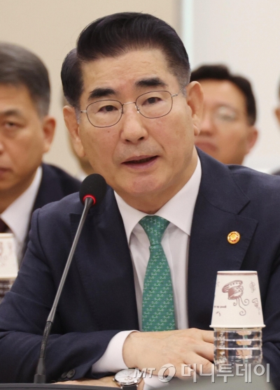 [서울=뉴시스]  = 김용현 국방부 장관이 15일 오전 서울 여의도 국회에서 열린 국방위원회 전체회의에서 의원들의 질의에 답변하고 있다. 2024.11.15. suncho21@newsis.com / 