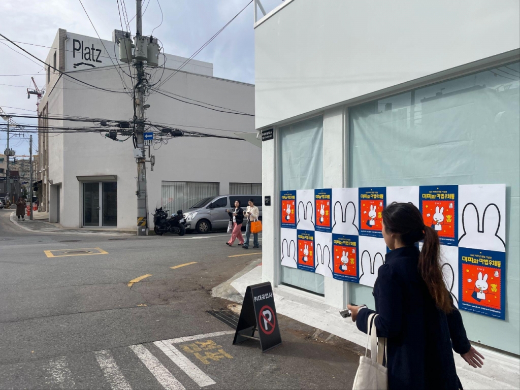 서울 성수동에서 진행된 게릴라 포스터 캠페인은 소비자 사이에 감각적이고 정서적인 연결을 강화했다고 평가된다. /사진=(주)피플리