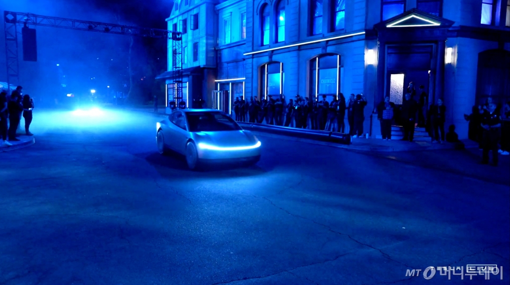 (로스앤젤레스 로이터=뉴스1) 김지완 기자 = 10일(현지시간) 미국 캘리포니아주 로스앤젤레스에서 공개된 일론 머스크 테슬라 최고경영자(CEO)가 운전하는 로보택시의 모습. 사진은 테슬라 영상 갈무리. 2024.10.10  ⓒ 로이터=뉴스1  Copyright © 뉴스1. All rights reserved. 무단 전재 및 재배포,  AI학습 이용 금지. /사진=(로스앤젤레스 로이터=뉴스1) 김지완 기자