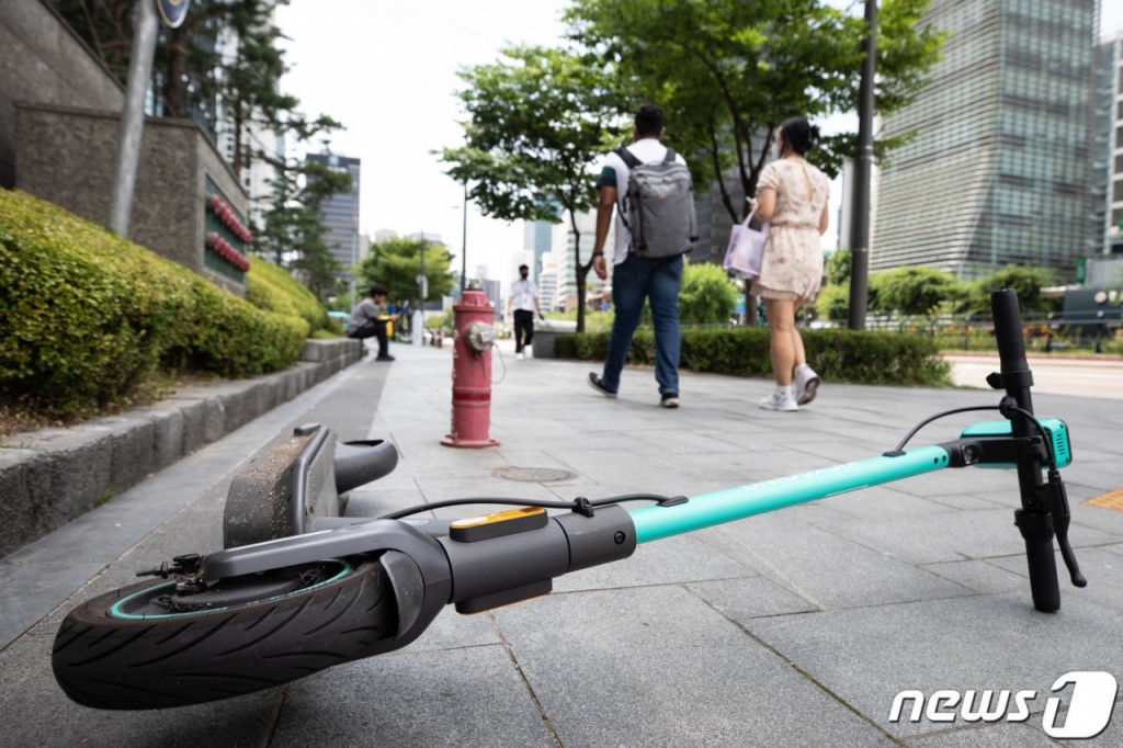 서울시내 보도에 전동킥보드가 넘어져 있다. /사진=뉴스1