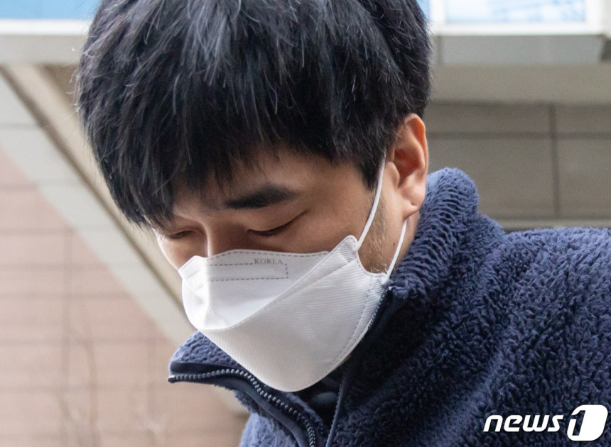 김병찬이 2020년 11월29일 검찰 송치를 위해 서울 중구 남대문경찰서를 나서고 있다./사진=뉴스1