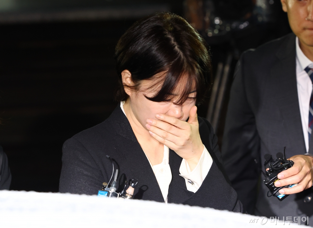 음주운전 혐의로 입건된 문재인 전 대통령의 딸 문다혜씨가 지난달 18일 서울 용산경찰서에서 열린 조사를 마치고 건물을 나서며 얼굴을 감싸쥐고 있다./사진=뉴시스