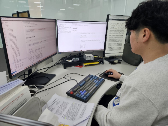 온코크로스 AI연구소 소속 연구원이 신약개발 플랫폼 관련 연구를 진행하고 있다. /사진=온코크로스