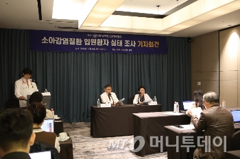 최용재 대한소아청소년병원협회 회장(왼쪽)과 강은식 부회장이 16일 서울 용산구 드래곤시티 호텔에서 열린 '소아감염질환 입원환자 실태 조사 기자회견'에서 발언하고 있다./사진=대한소아청소년병원협회