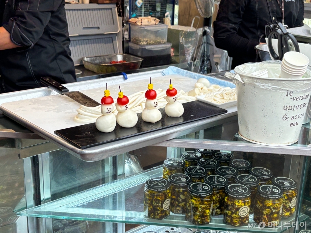 '먹거리 상점'에 마련된 모짜렐라 눈사람. /사진=하수민기자 