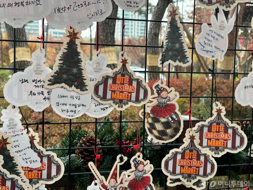 소원을 적어 걸 수 있는 '소원의 벽'에 적힌 메시지들. /사진=하수민기자 