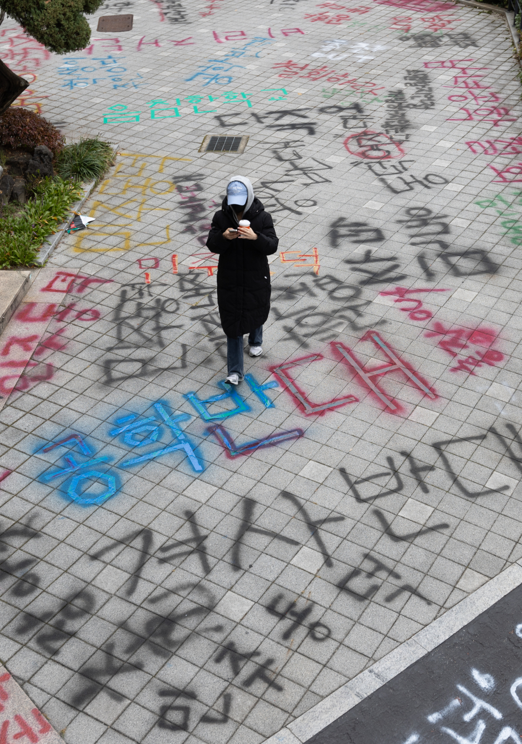 지난 20일 오후 서울 성북구 동덕여자대학교 교내에 학교 측의 남녀공학 전환 논의를 규탄하는 문구들이 적혀 있다. /사진=뉴스1