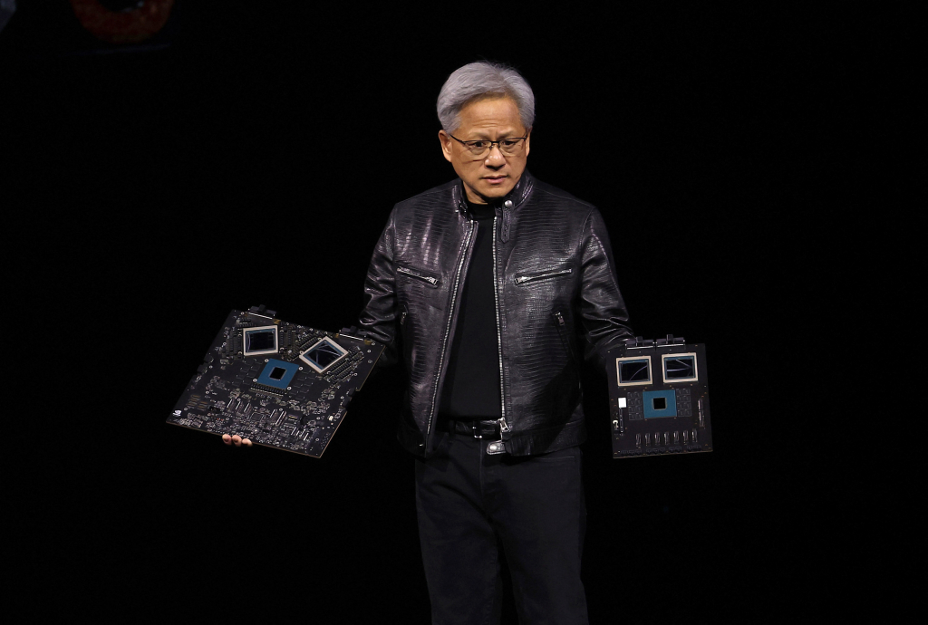 젠슨 황 엔비디아 최고경영자(CEO)가 2024년 3월18일 미국 캘리포니아 새너제이에서 진행된 엔비디아 주최 연례 개발자 회의 'GTC 2024'에서 생성형 인공지능(AI) 모델을 겨냥한 차세대 그래픽처리장치(GPU) 블랙웰(제품명 B200)을 공개하고 있다. /사진: AFPBBNews=뉴스1.