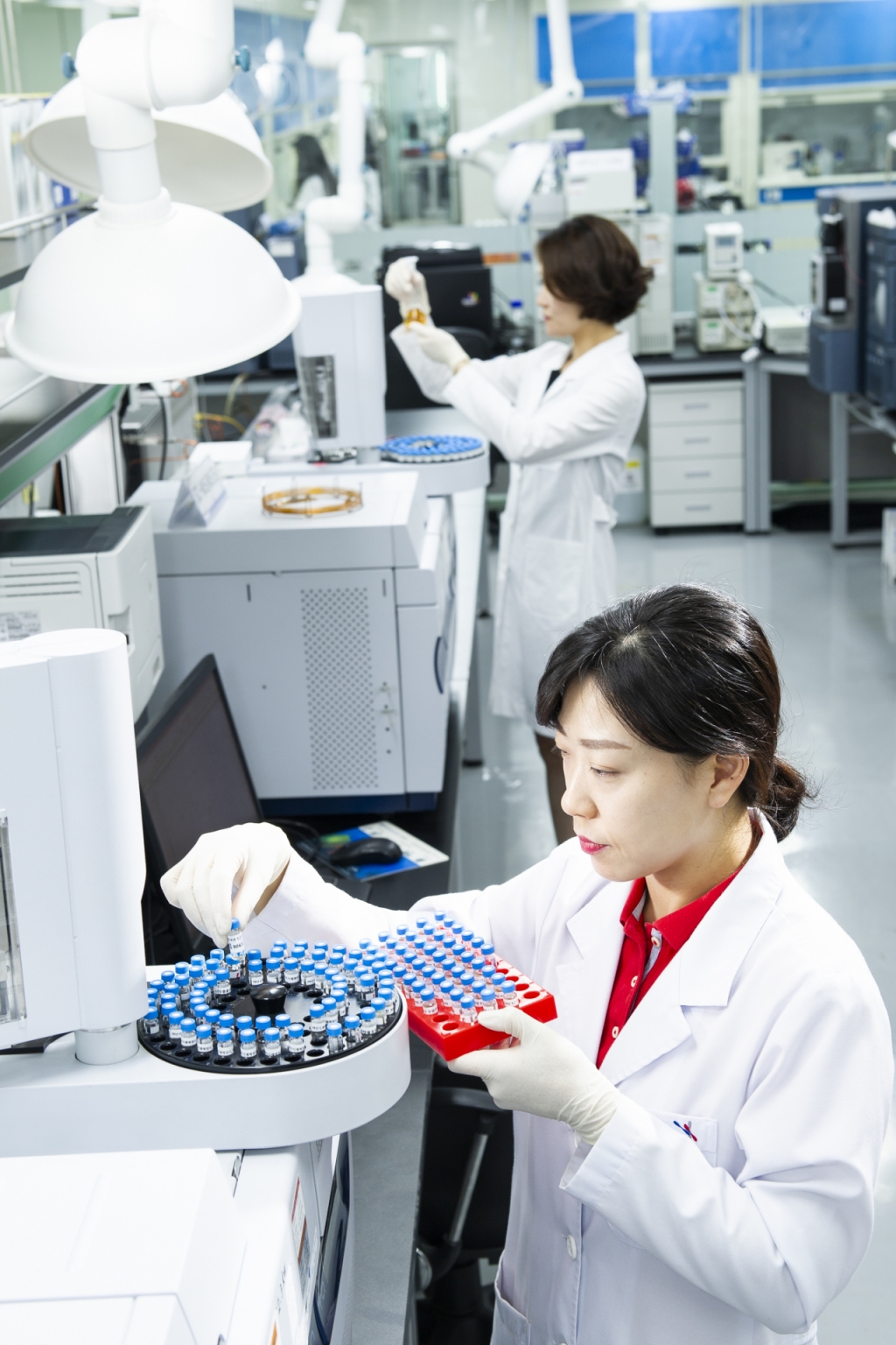  KGC인삼공사 R&D 본부에서 연구원이 홍삼 추출물을 연구하고 있다. /사진=KGC인삼공사