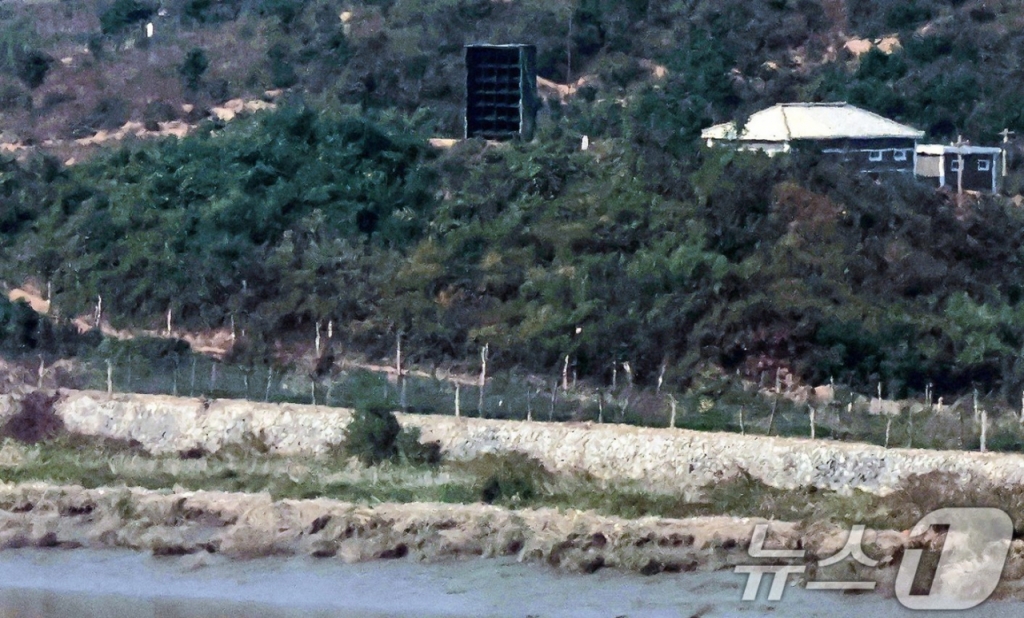 지난달 경기 파주시 오두산 통일전망대에서 바라본 북한 황해북도 개풍군 해안가에 대남 확성기가 설치된 모습./사진=뉴스1