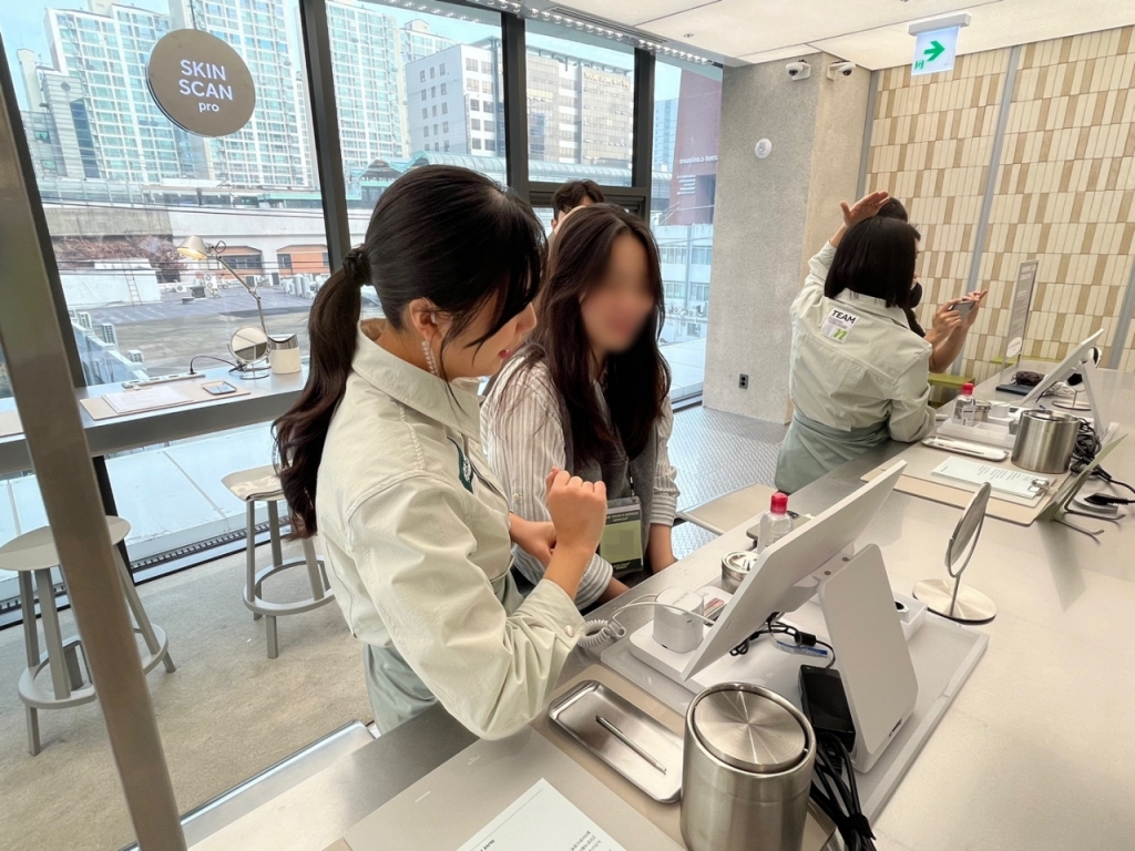 올리브영N성수가 제공하는 피부 타입 진단 서비스를 받고 있는 모습. /사진=하수민기자 