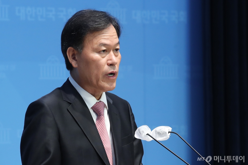 (서울=뉴스1) 이광호 기자 = 윤한홍 국민의힘 의원이 21일 오전 서울 여의도 국회 소통관에서 명태균 씨 논란 관련 기자회견을 하고 있다. 더불어민주당은 윤 의원이 윤석열 대통령과 명태균 씨의 녹취가 공개된후 명 씨를 회유하고 뒷거래를 시도했다며 지난 20일 국회 윤리위원회에 윤 의원을 제소했다. 2024.11.21/뉴스1 Copyright © 뉴스1. All rights reserved. 무단 전재 및 재배포, AI학습 이용 금지. /사진=(서울=뉴스1) 이광호 기자