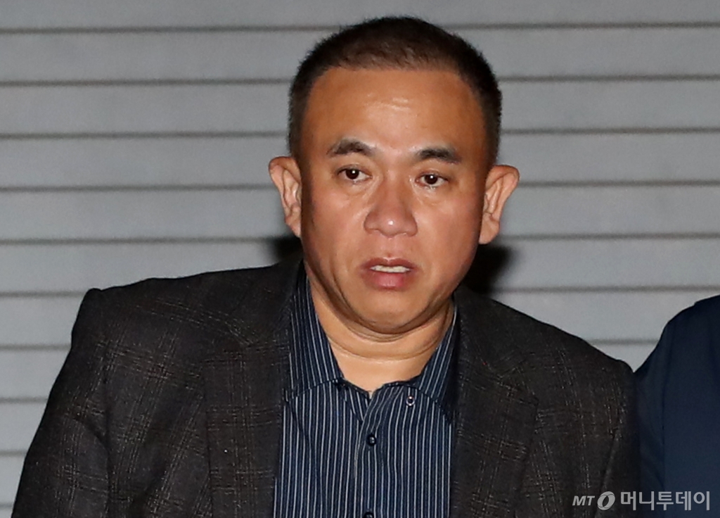 (창원=뉴스1) 윤일지 기자 = 윤석열 대통령 부부 공천 개입 의혹의 핵심 인물인 명태균 씨가 14일 오후 공천을 대가로 정치자금을 주고받은 혐의(정치자금법 위반)로 경남 창원시 성산구 창원지방법원에서 열린 구속 전 피의자 심문(영장실질심사)을 마친 후 대기 장소인 창원교도소로 가기 위해 호송차로 이동하고 있다. 2024.11.14/뉴스1 Copyright © 뉴스1. All rights reserved. 무단 전재 및 재배포, AI학습 이용 금지. /사진=(창원=뉴스1) 윤일지 기자