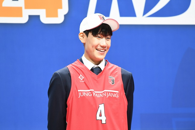 박정웅이 2025 KBL 신인선수 드래프트에서 전체 1순위로 지명받은 후 정관장 유니폼을 입고 있다. /사진=KBL 제공