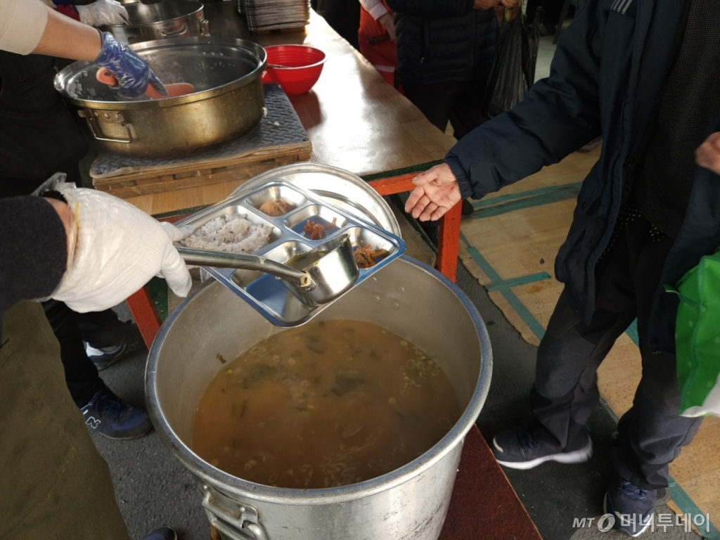 21일 오전 서울 영등포 광야교회가 운영하는 사단법인 '사막에 길을 내는 사람들' 관계자들이 무료급식소에서 점심 배식을 하고 있다.  /사진=정세진