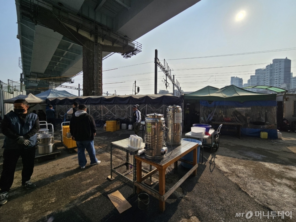 21일 오전 서울 영등포 광야교회가 운영하는 사단법인 '사막에 길을 내는 사람들' 관계자들이 배식을 준비하고 있다. /사진=정세진 기자 