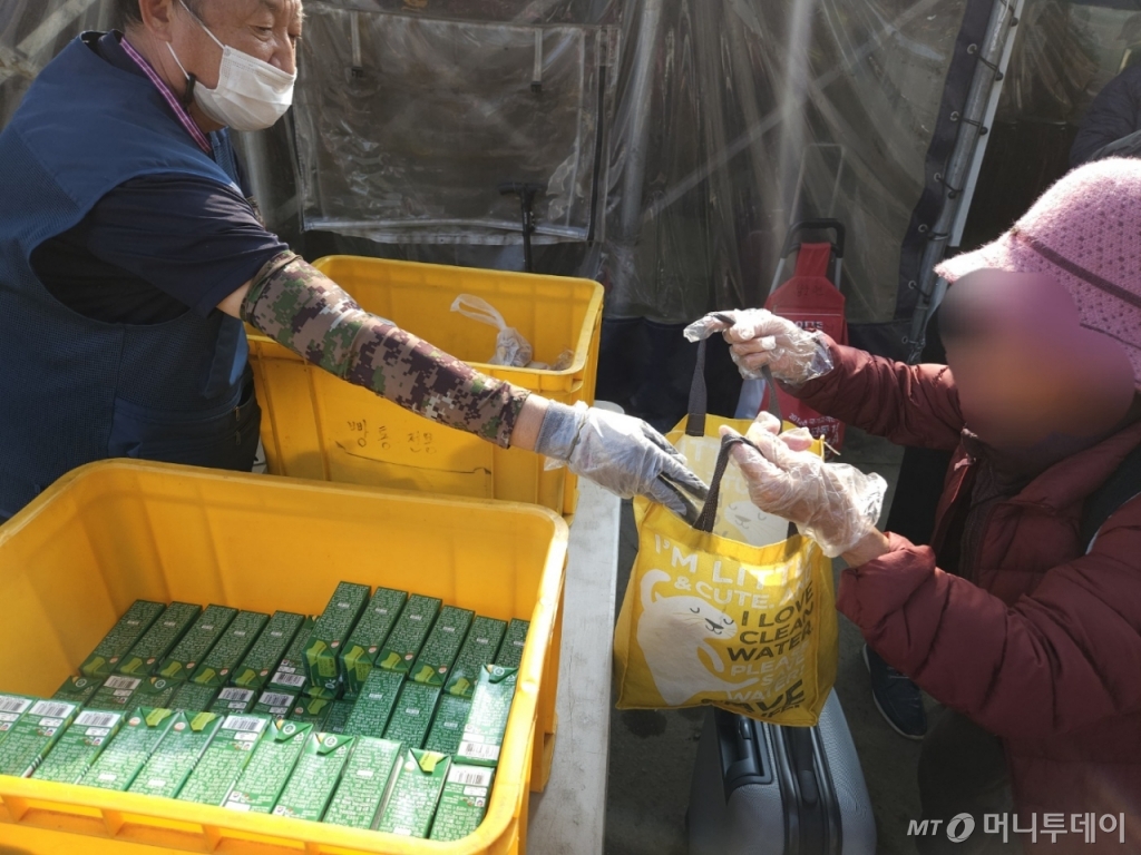 21일 오전 서울 영등포 광야교회가 운영하는 사단법인 '사막에 길을 내는 사람들' 관계자가 간식을 나눠주고 있다. /사진=정세진 기자 