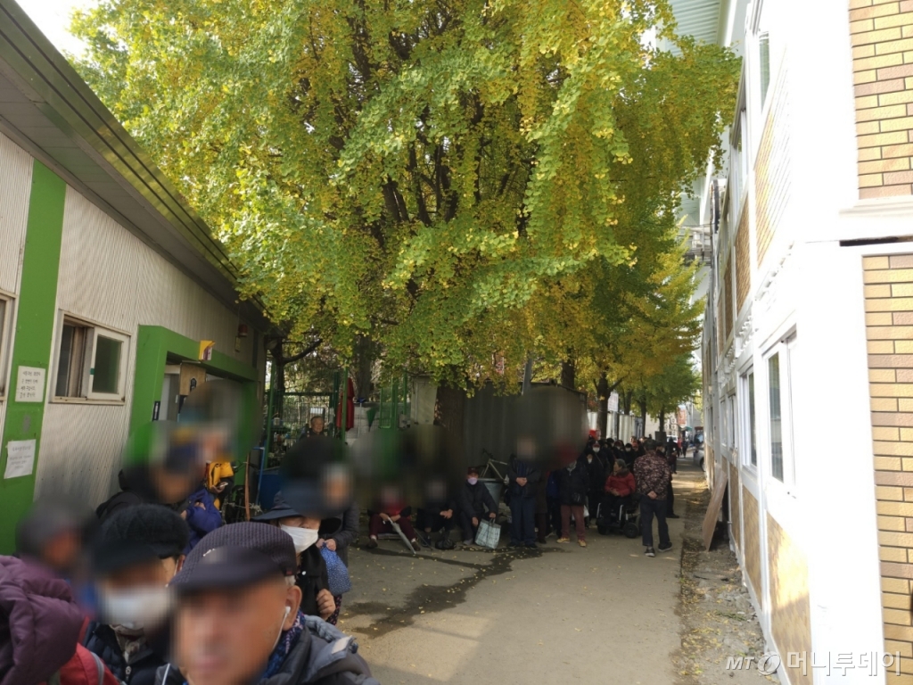 21일 오전 서울 영등포 광야교회가 운영하는 사단법인 '사막에 길을 내는 사람들' 관계자들이 무료급식소를 이용하기 위해 기다리는 사람들.  /사진=정세진 기자 