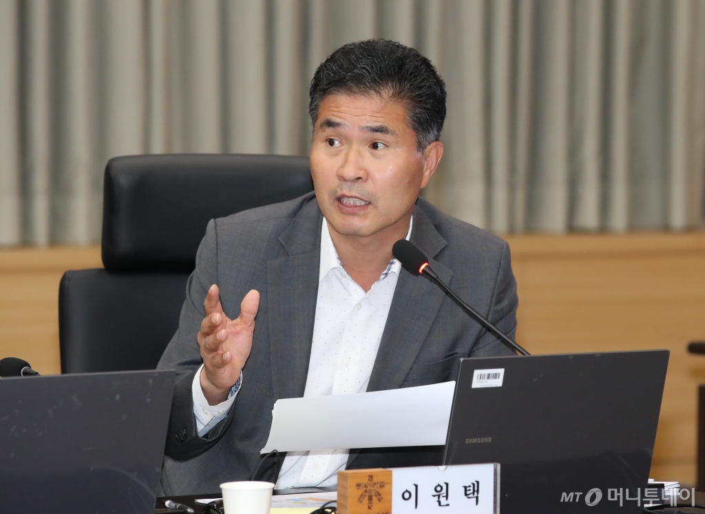 (대전=뉴스1) 김기태 기자 = 이원택 더불어민주당 위원이 16일 정부대전청사 대회의실에서 열린 국회 농림축산식품해양수산위원회 산림청 국정감사에서 질의하고 있다. 2024.10.16/뉴스1  Copyright © 뉴스1. All rights reserved. 무단 전재 및 재배포,  AI학습 이용 금지. /사진=(대전=뉴스1) 김기태 기자