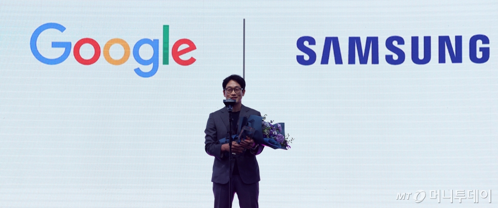 [서울=뉴시스] 고범준 기자 = 30일 서울 서초구 예술의전당 음악광장에서 열린 '구글 포 코리아(Google for Korea) 2024' 행사에서 김정현 삼성전자 부사장이 파트너 감사패를 받고 소감을 말하고 있다. 2024.09.30. bjko@newsis.com /사진=고범준