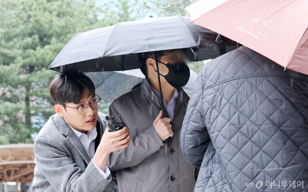 (서울=뉴스1) 김성진 기자 = 2450억 원 규모의 가상자산 출금 중단 사건을 일으켜 특정경제범죄 가중처벌 등에 관한 법률 위반(사기) 등의 혐의를 받는 코인 예치업체 델리오 대표 정 모 씨가 25일 서울 양천구 서울남부지방법원에서 열린 구속 전 피의자 심문(영장실질심사)에 출석하고 있다. 검찰에 따르면 정 씨는 지난 2021년 8월부터 지난해 6월까지 피해자 2800여명으로부터 2450억 원 상당의 가상자산을 편취한 혐의를 받는다. 델리오는 가상자산 예치 서비스를 제공하는 업체로 지난해 6월 14일 하루인베스트 사태 여파로 출금 중단을 선언했다. 2024.3.25/뉴스1 Copyright © 뉴스1. All rights reserved. 무단 전재 및 재배포, AI학습 이용 금지. /사진=(서울=뉴스1) 김성진 기자