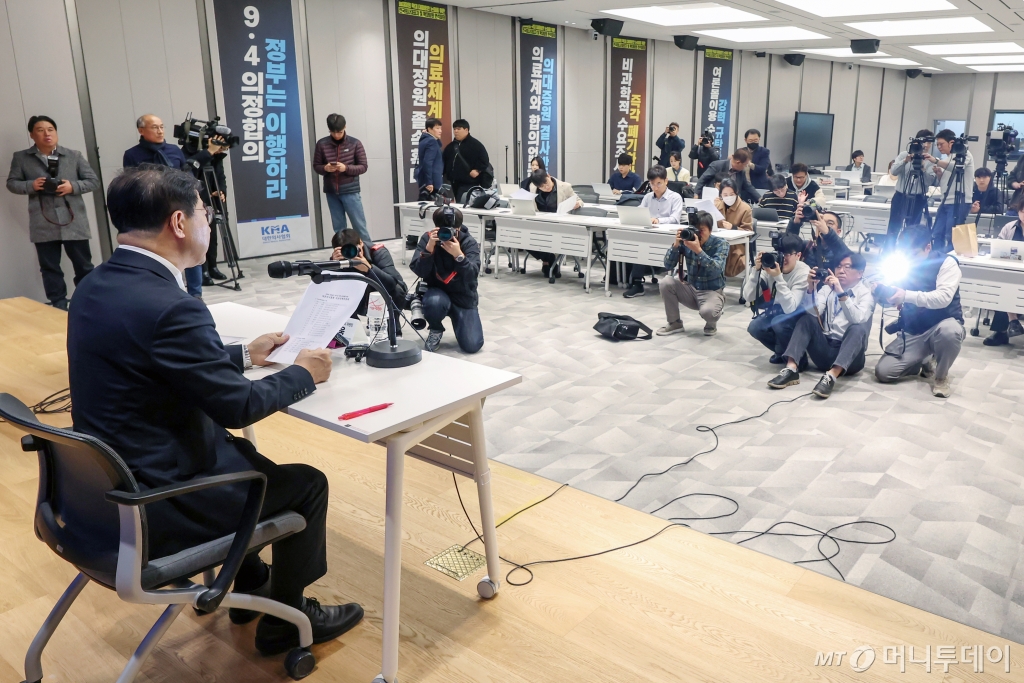 (서울=뉴스1) 민경석 기자 = 박형욱 대한의사협회(의협) 비상대책위원장이 18일 오전 서울 용산구 의협회관에서 비대위의 향후 활동방향 관련 기자회견을 하고 있다. 2024.11.18/뉴스1  Copyright © 뉴스1. All rights reserved. 무단 전재 및 재배포,  AI학습 이용 금지. /사진=(서울=뉴스1) 민경석 기자