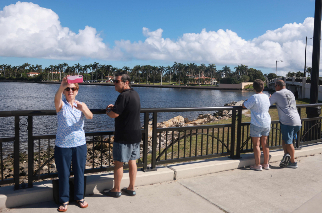 지난 11일 (현지시간) 플로리다주 팜비치에 있는 도널드 트럼프 미국 대통령 당선인의 마러라고 리조트를 배경으로 주민들이 사진을 찍고 있다. /AFPBBNews=뉴스1