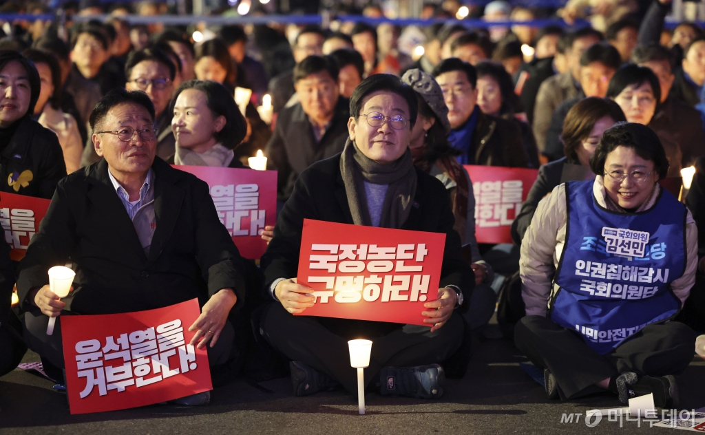 [서울=뉴시스] 김근수 기자 = 이재명 더불어민주당 대표가 23일 서울 종로구 광화문 광장에서 열린 ‘김건희-채상병 특검 추진! 국정농단 규명! 윤석열을 거부한다’ 2차 시민행진 집회에서 참석해 있다. 2024.11.23. ks@newsis.com /사진=김근수