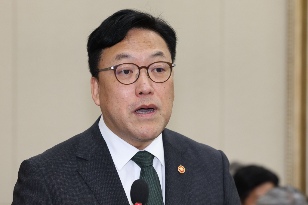 지난 12일 오후 서울 여의도 국회에서 열린 정무위원회 전체회의에서 김병환 금융위원장이 2025년도 예산안 제안설명을 하고 있다. /사진=뉴시스 /사진=권창회