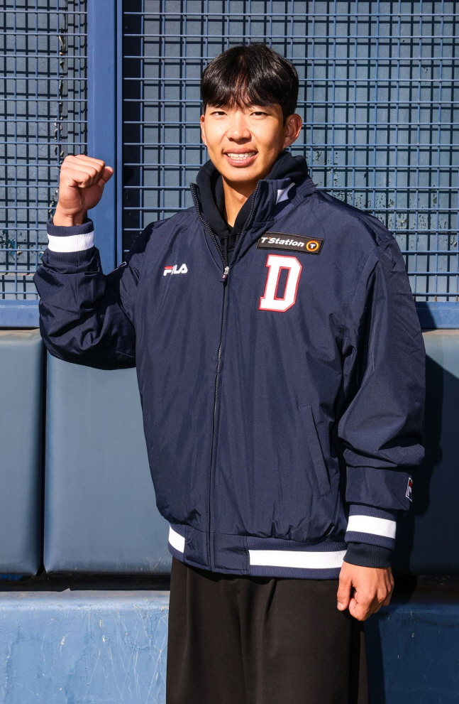 김민석이 24일 곰들의 모임 행사를 앞두고 두산 유니폼을 입은 뒤 포즈를 취하고 있다. /사진=두산 베어스 제공