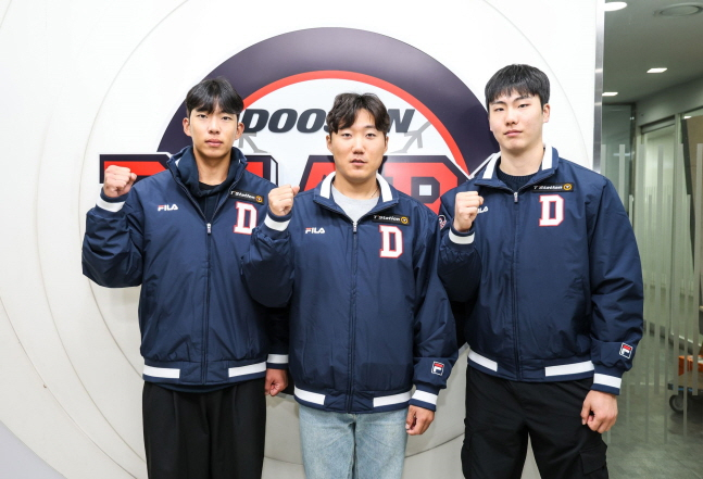 김민석(왼쪽부터)이 함께 롯데에서 트레이드 된 추재현, 최우인과 기념촬영을 하고 있다. /사진=두산 베어스 제공