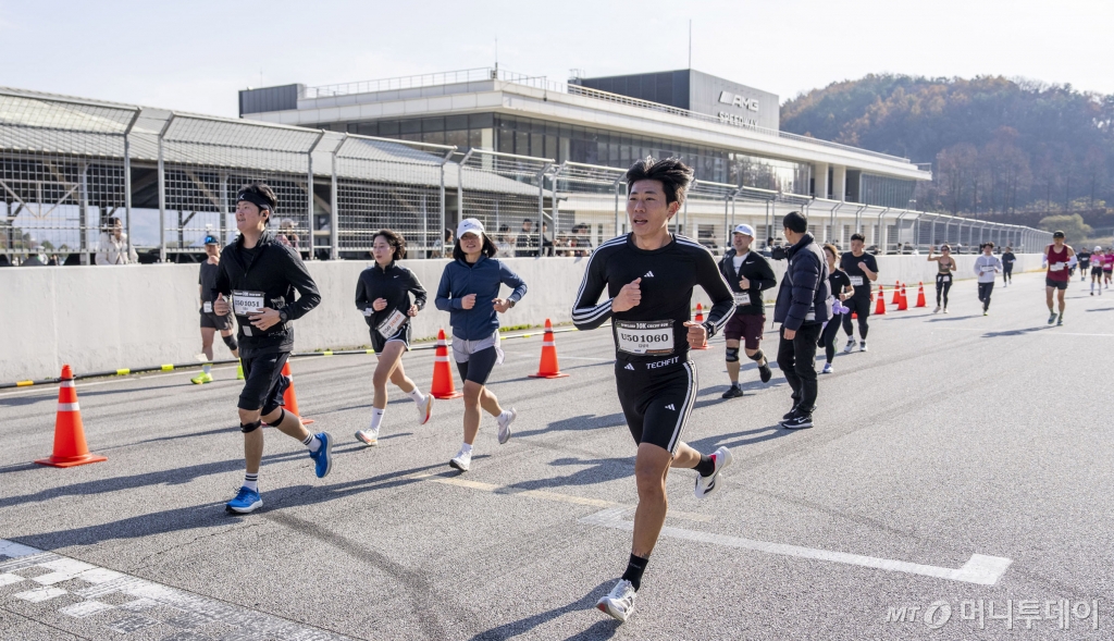 (서울=뉴스1) 박지혜 기자 = 지난 23일 경기 용인 에버랜드 스피드웨이에서 열린 이색 마라톤 대회 '에버랜드 10K 서킷런'에서 참가자들이 힘차게 달리고 있다.  이번 대회는 국제규격 서킷으로 인증받은 스피드웨이의 4.3km 전체 코스 1바퀴와 2.85km 단축 2바퀴, 총 10km를 달리는 마라톤으로 진행했다. (삼성물산 리조트부문 제공) 2024.11.24/뉴스1  Copyright © 뉴스1. All rights reserved. 무단 전재 및 재배포,  AI학습 이용 금지. /사진=(서울=뉴스1) 박지혜 기자