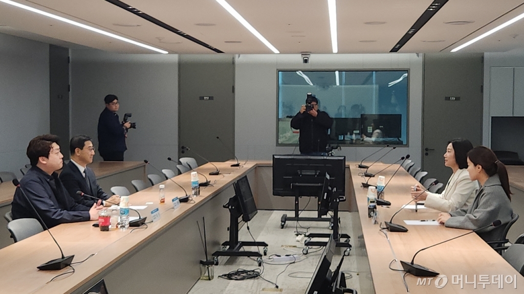 사진 왼쪽부터 허은아 개혁신당 당대표, 박형욱 대한의사협회 비상대책위원장, 이주영 개혁신당 의원, 박단 대한전공의협의회 비상대책위원장이 24일 서울 용산구 의협회관에서 비공개 간담회를 진행하고 있다./사진=구단비 기자