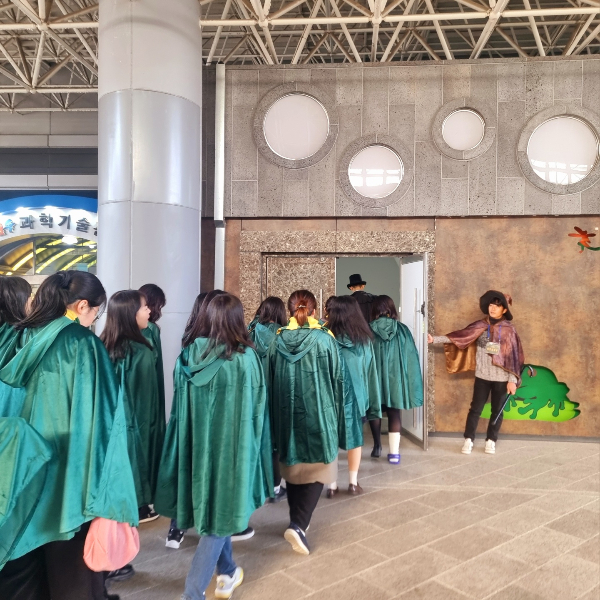 마법학교 입학생들이 담당 교수의 인솔을 받으며 첫 번째 지하 강의실로 이동하고 있다.  /사진=박건희 기자