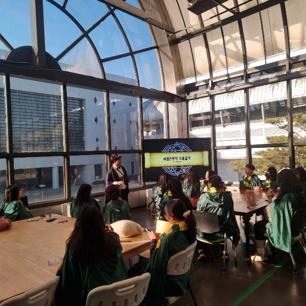 유차니우스 마법학교 천문학 교수(과학해설사 정유찬)의 마법천문학 강의가 시작됐다. /사진=박건희 기자