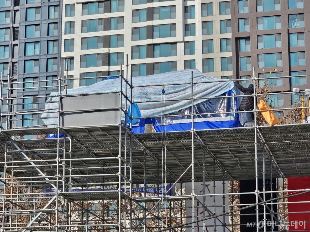 25일 오전 서울 강남구 구룡마을 입구에 세워진 망루위에 한 주민이 올라가 있다. /사진=정세진 기자 