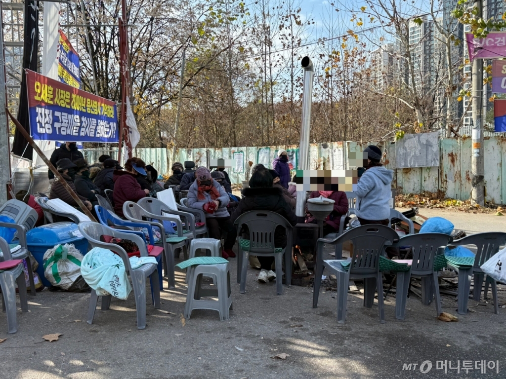 25일 오전 서울 강남구 구룡마을 입구 망루 앞에서 일부 주민들이 서울시에 토지 우선 매각권 보장등을 요구하며 농성하고 있다. /사진=김선아 기자 